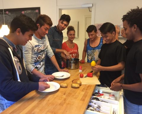 Samling i köket. Killarna på asylboendet lagar själva all mat, med stöd från personalen.